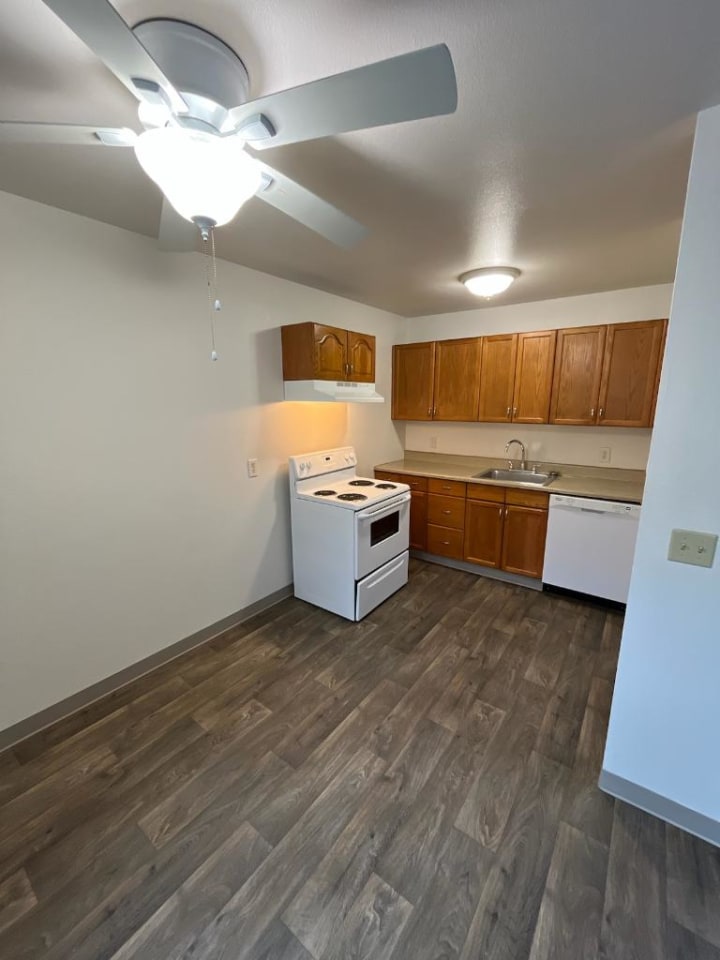 Crestwood Courts Image 6