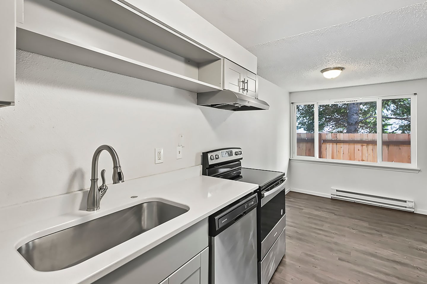 Pacific Terrace Image 15