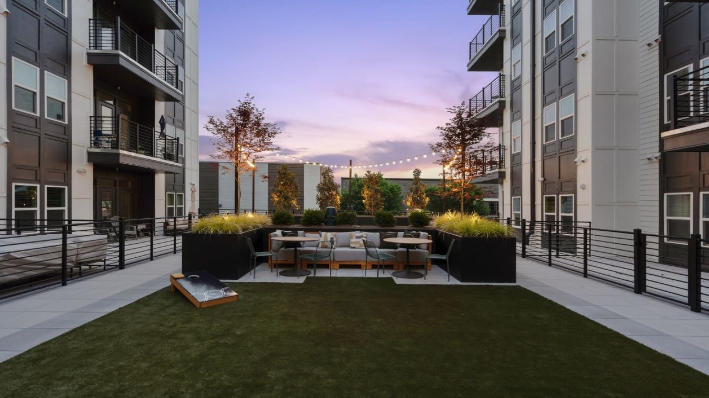 900 Willow Image 2