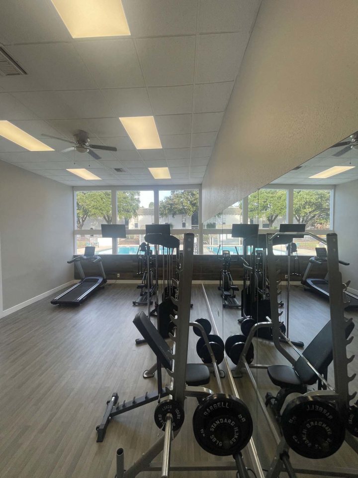 Whispering Oaks Apartments Image 4