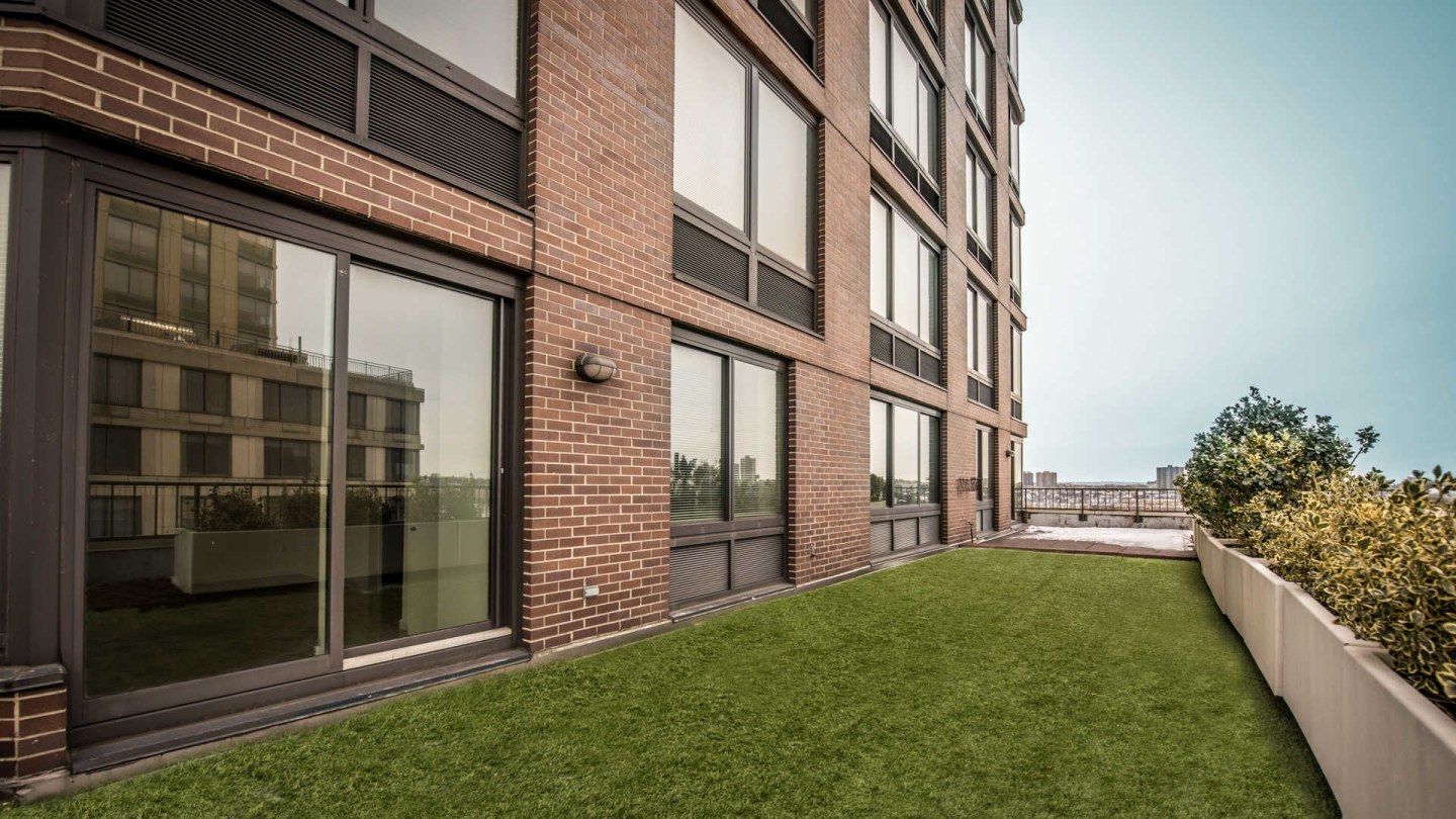180 Riverside Boulevard Image 40