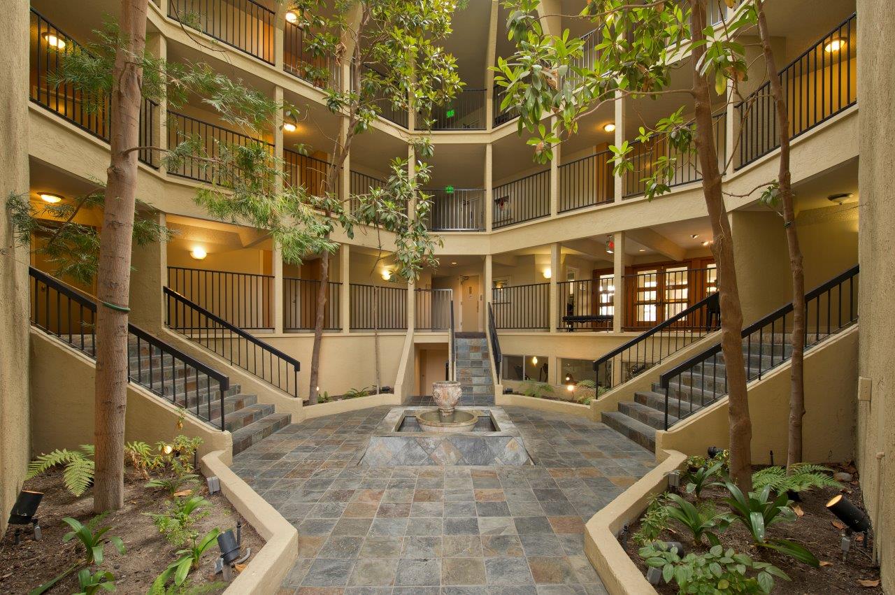 Atrium Downtown Image 6