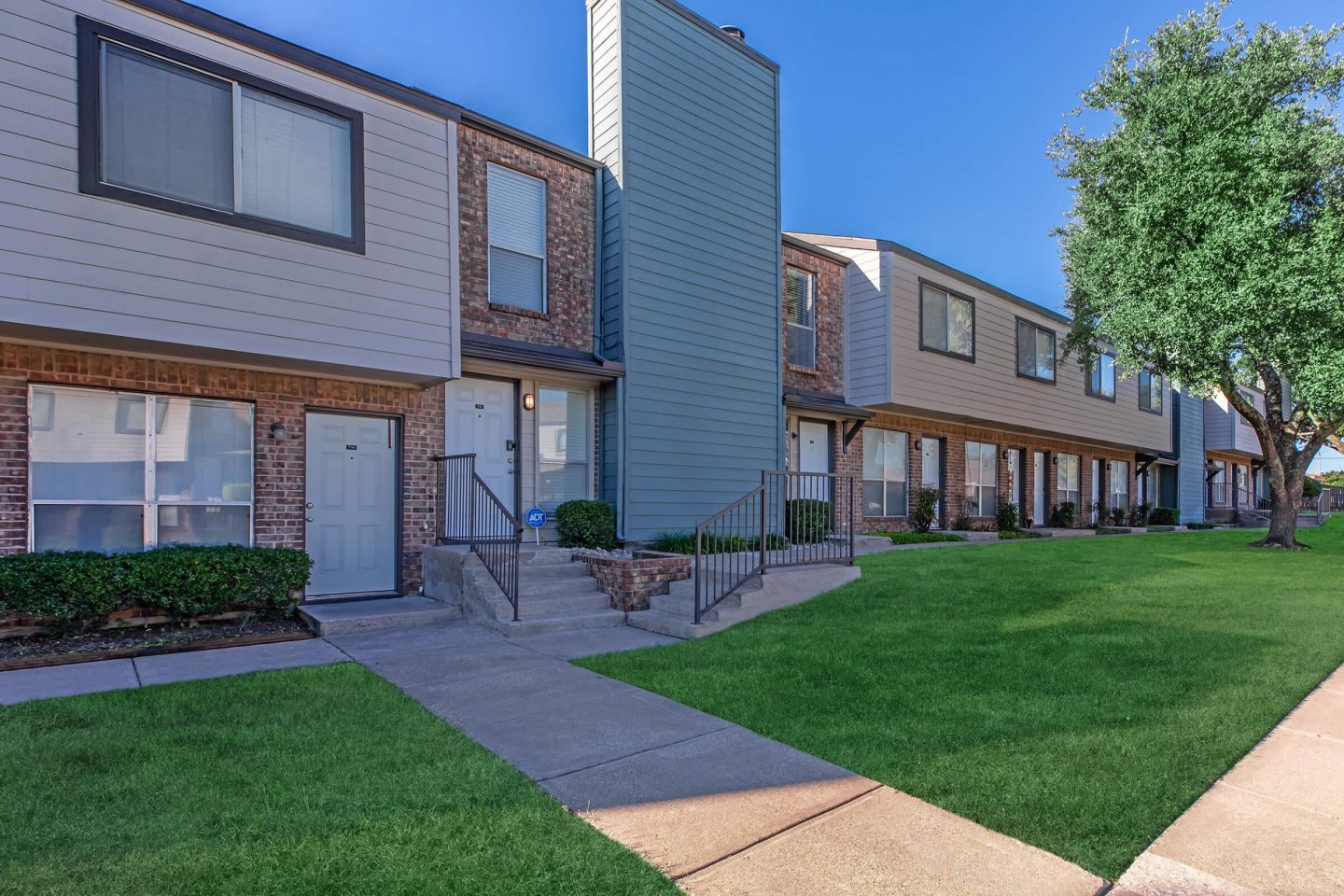 Parkwood Plaza Townhomes Image 1