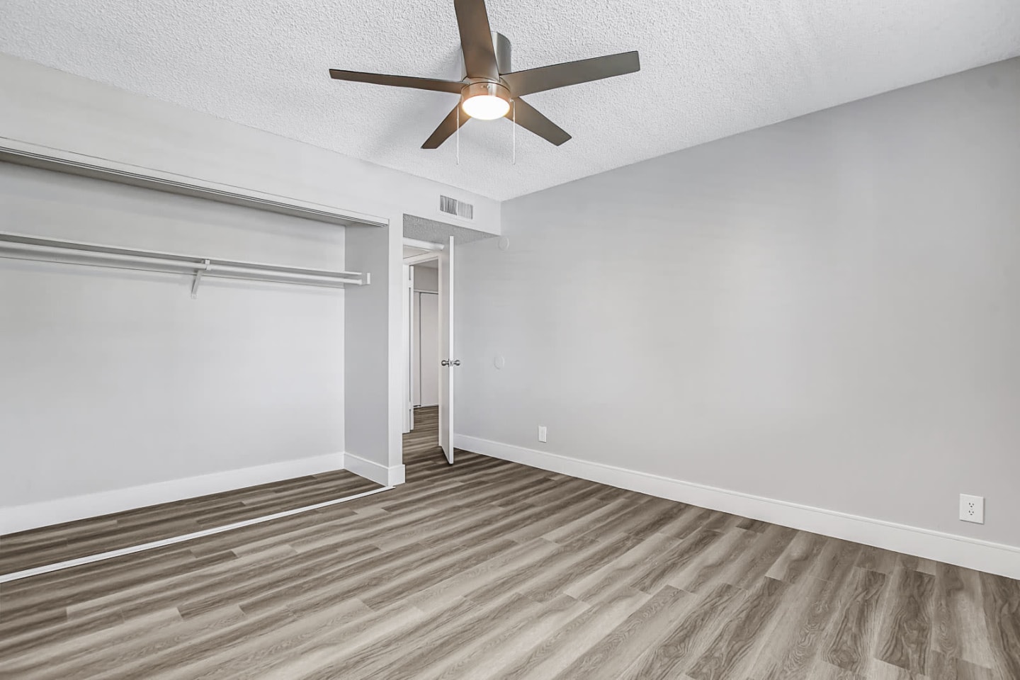 Tides at North Paradise Apartments Image 10