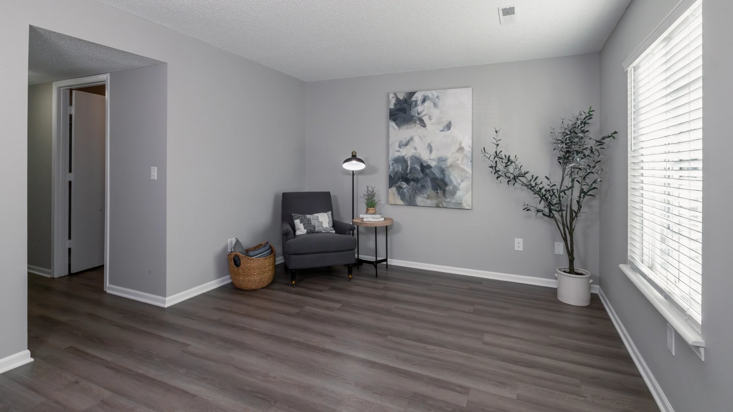 Emory Lakes Luxury Apartments Image 5