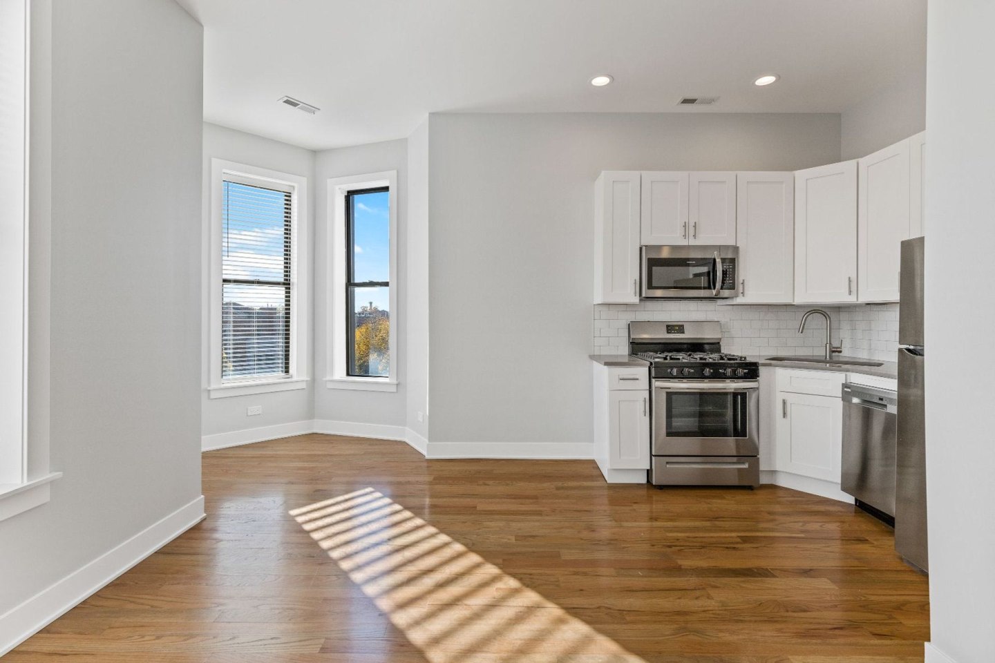 354 West Dickens Ave. Apt. Image 5