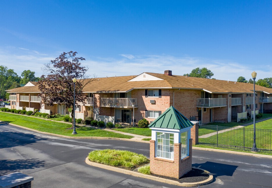 Golf Club Apartments and Townhomes Image 1
