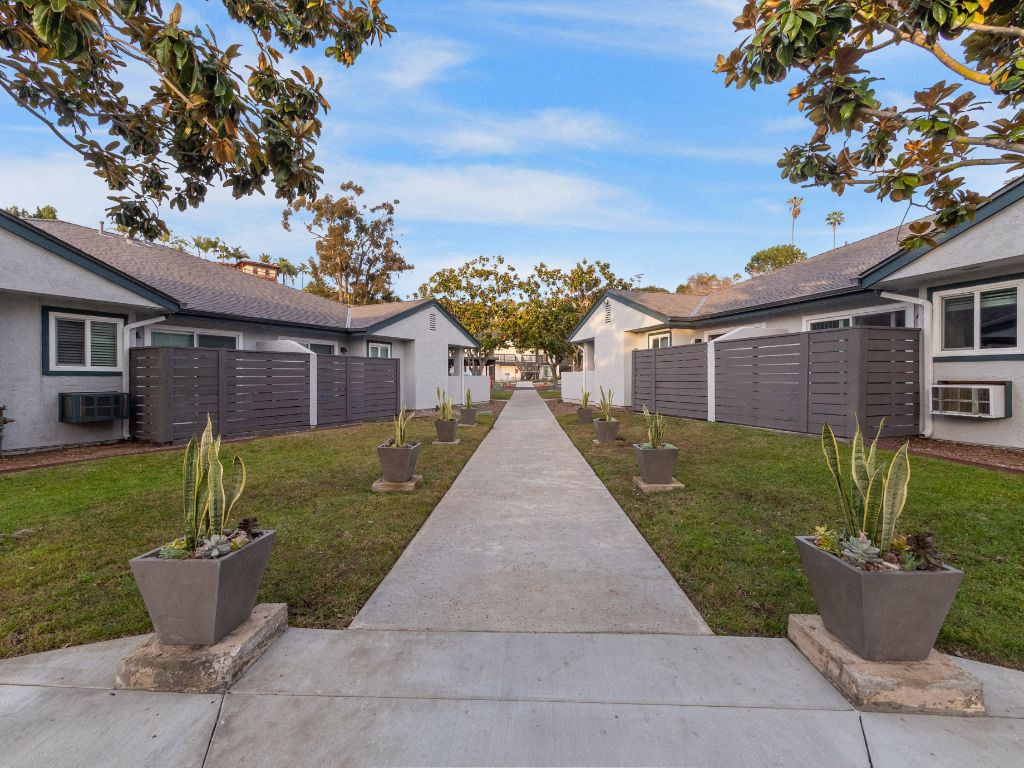 Sunset Cliffs Apartments Image 15