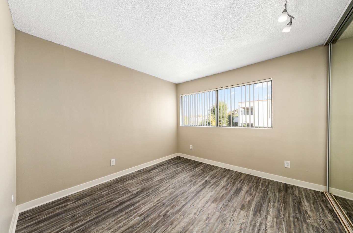 Summerview Beach Resort Luxury Apartments Image 7