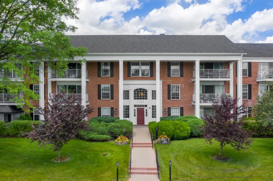 Versailles on the Lakes Oakbrook Image 4