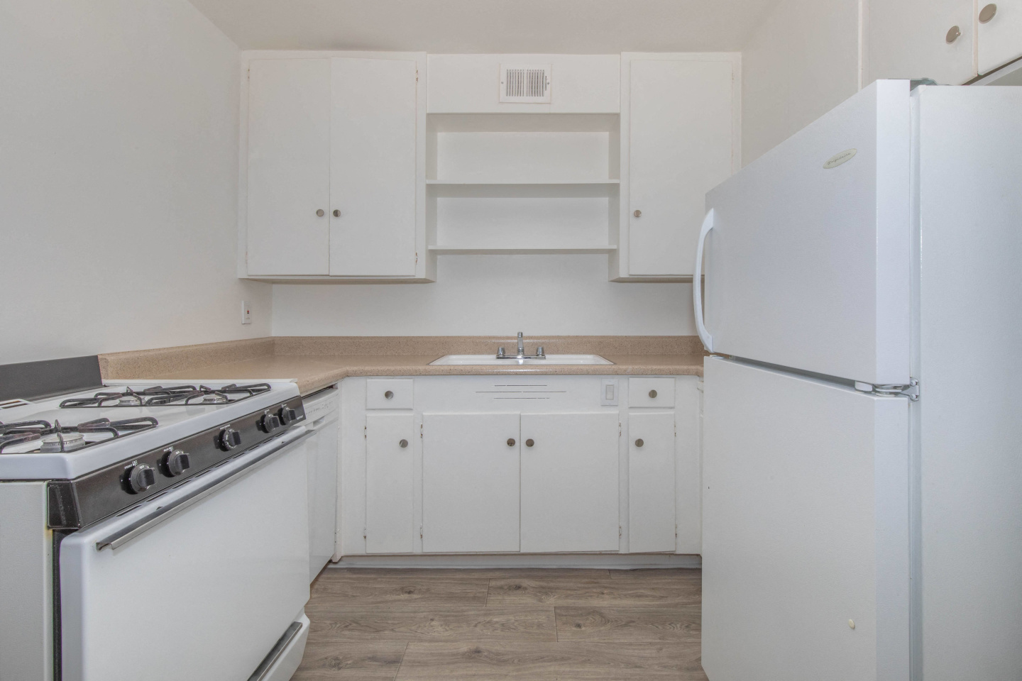 Country Club Apartments Image 7