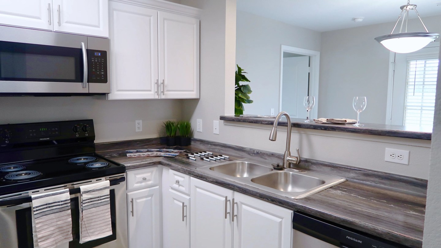 Lenox West Luxury Apartments Image 4