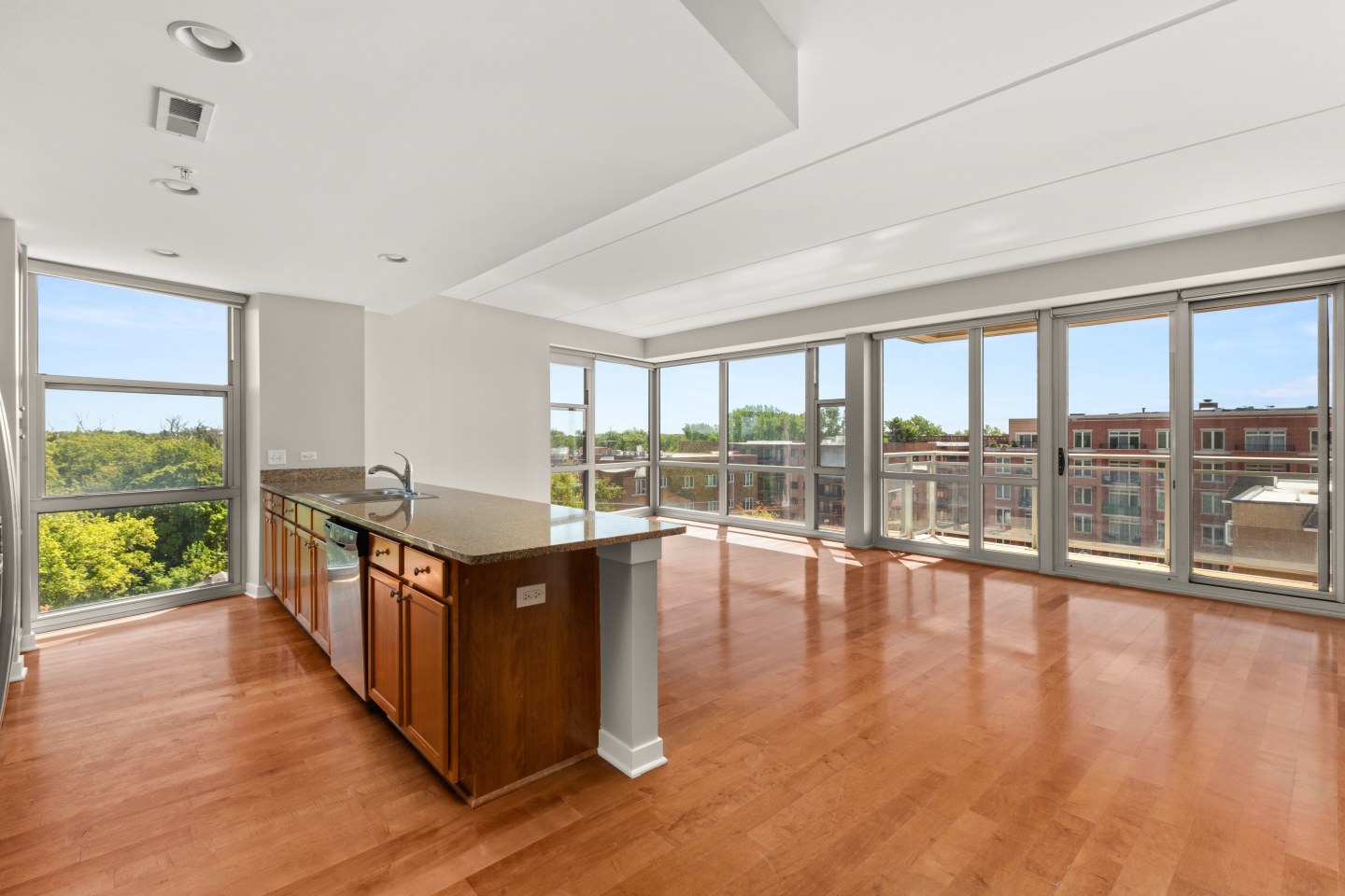 Kingston Pointe Apartments Image 2