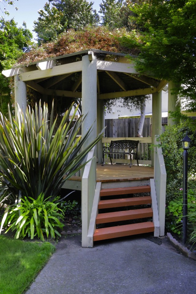 Town House Plaza Image 11