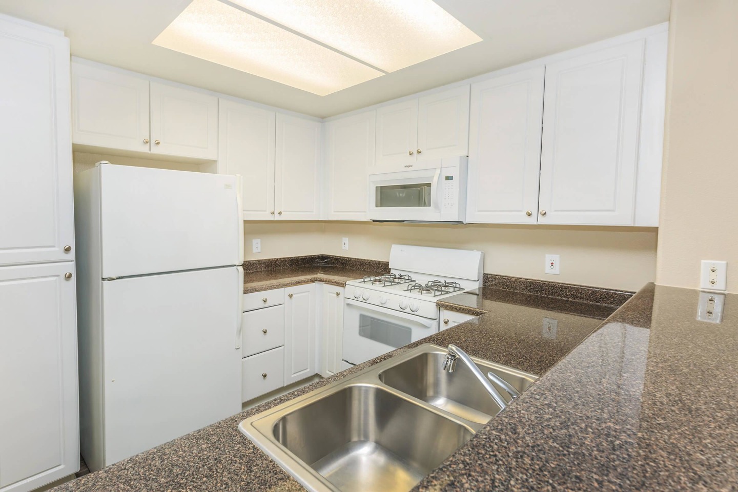 Laurel Terrace Apartment Homes Image 9