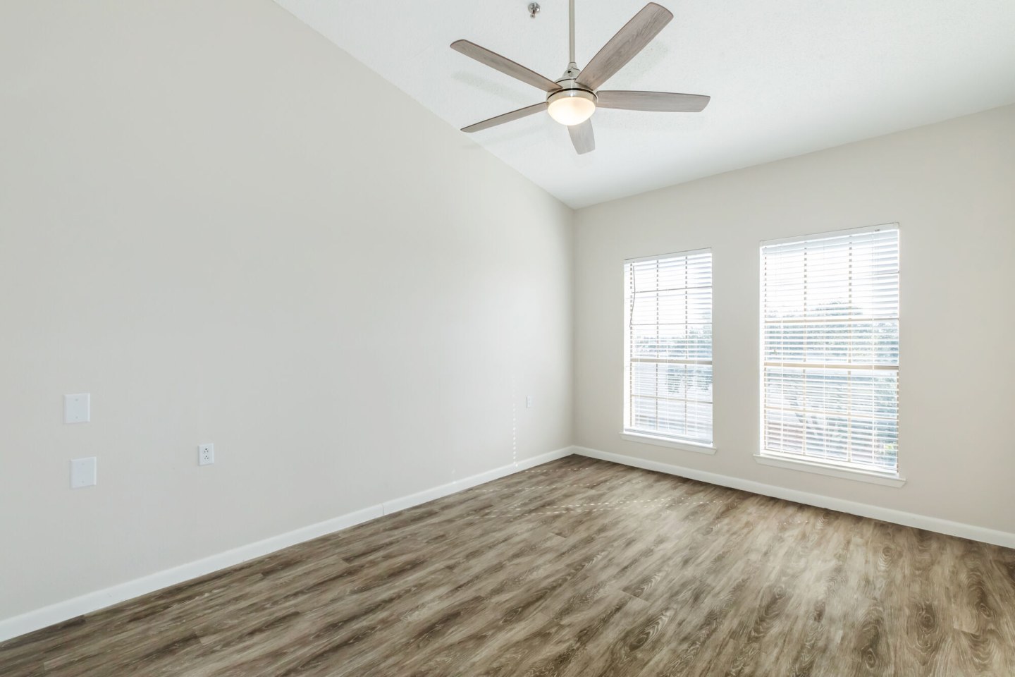 Encino Luxury Apartments Image 24