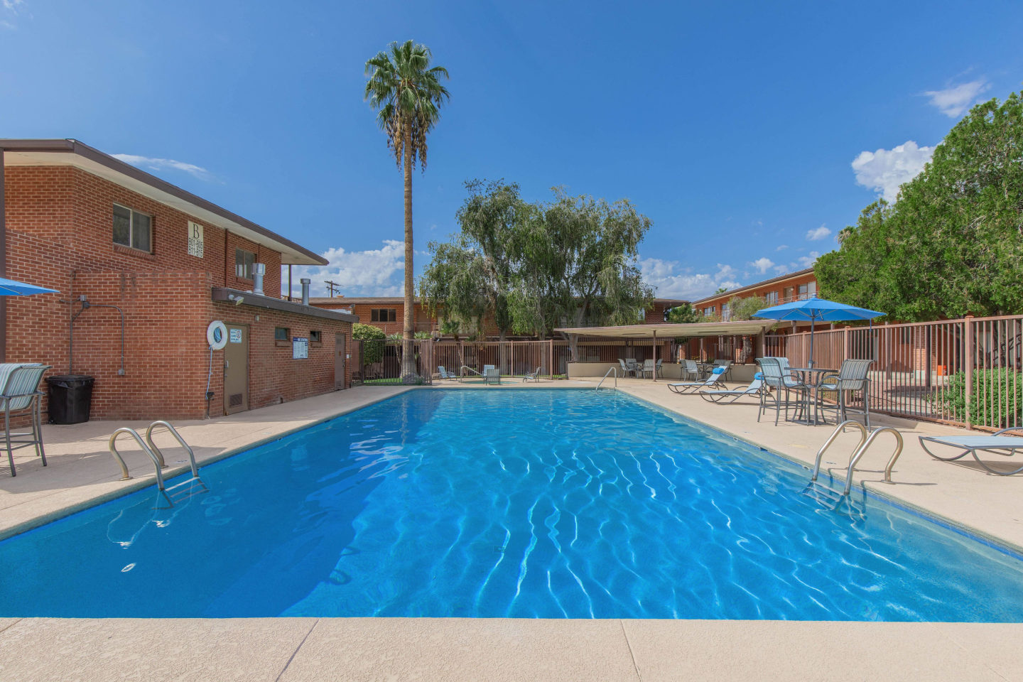 Country Club Apartments Image 18