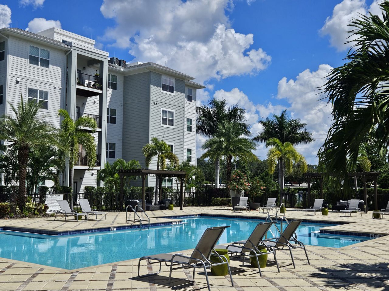 Lola Apartments Image 4