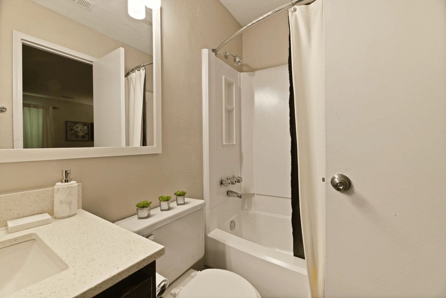 300 Riverside Apartment Homes Image 13