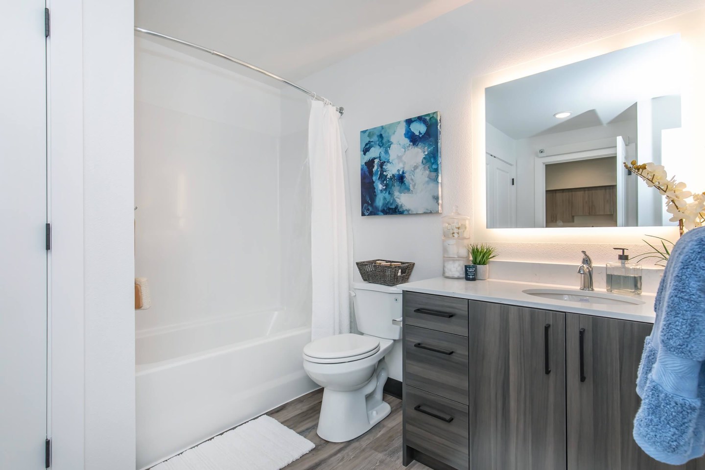 Lakeview Apartments Image 1