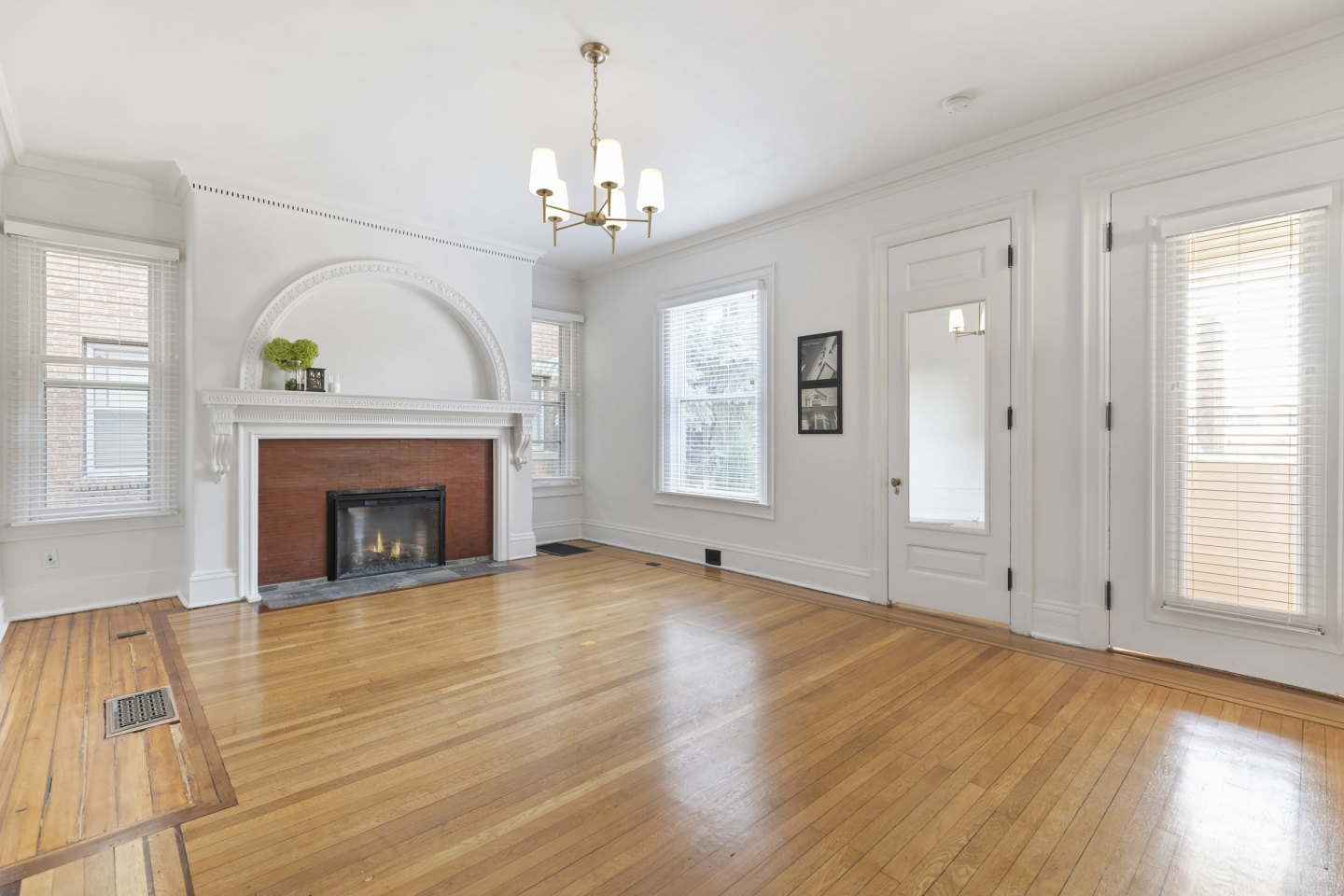 2541 Garfield Image 32