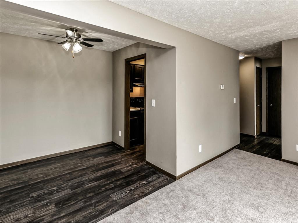 Edgewater Court Apartments Image 17