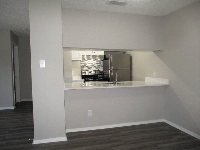 Cobblestone Village Image 8