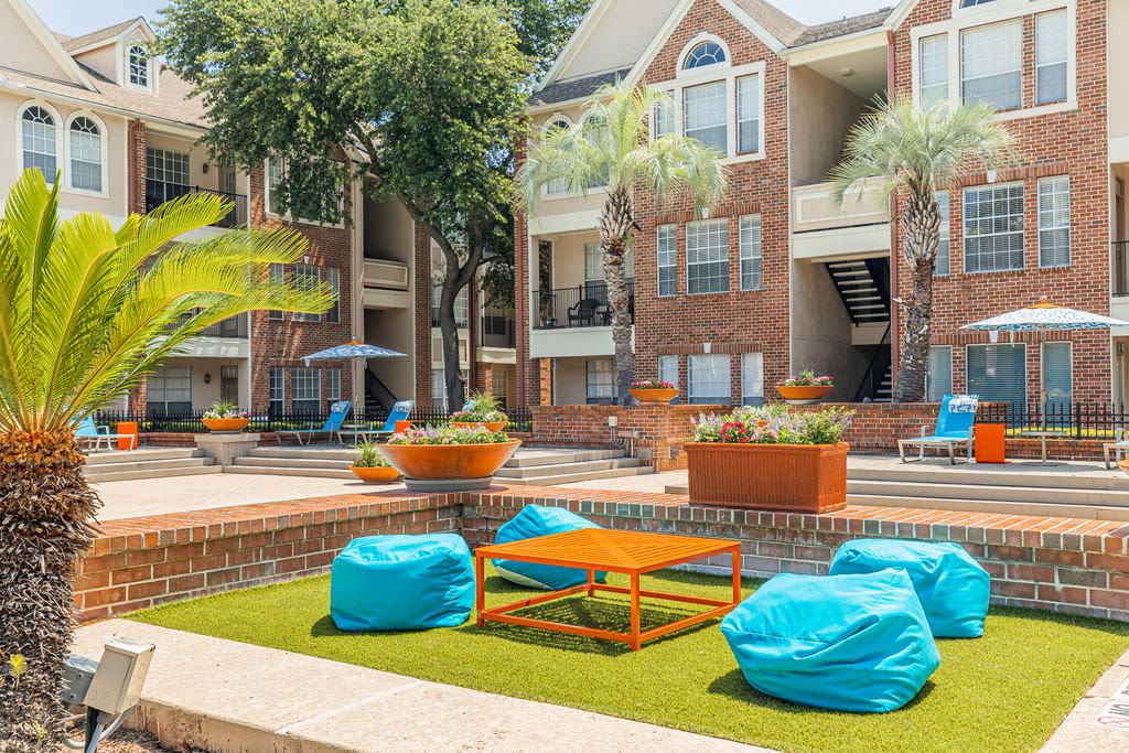 The Village at Bellaire Apartments Image 30