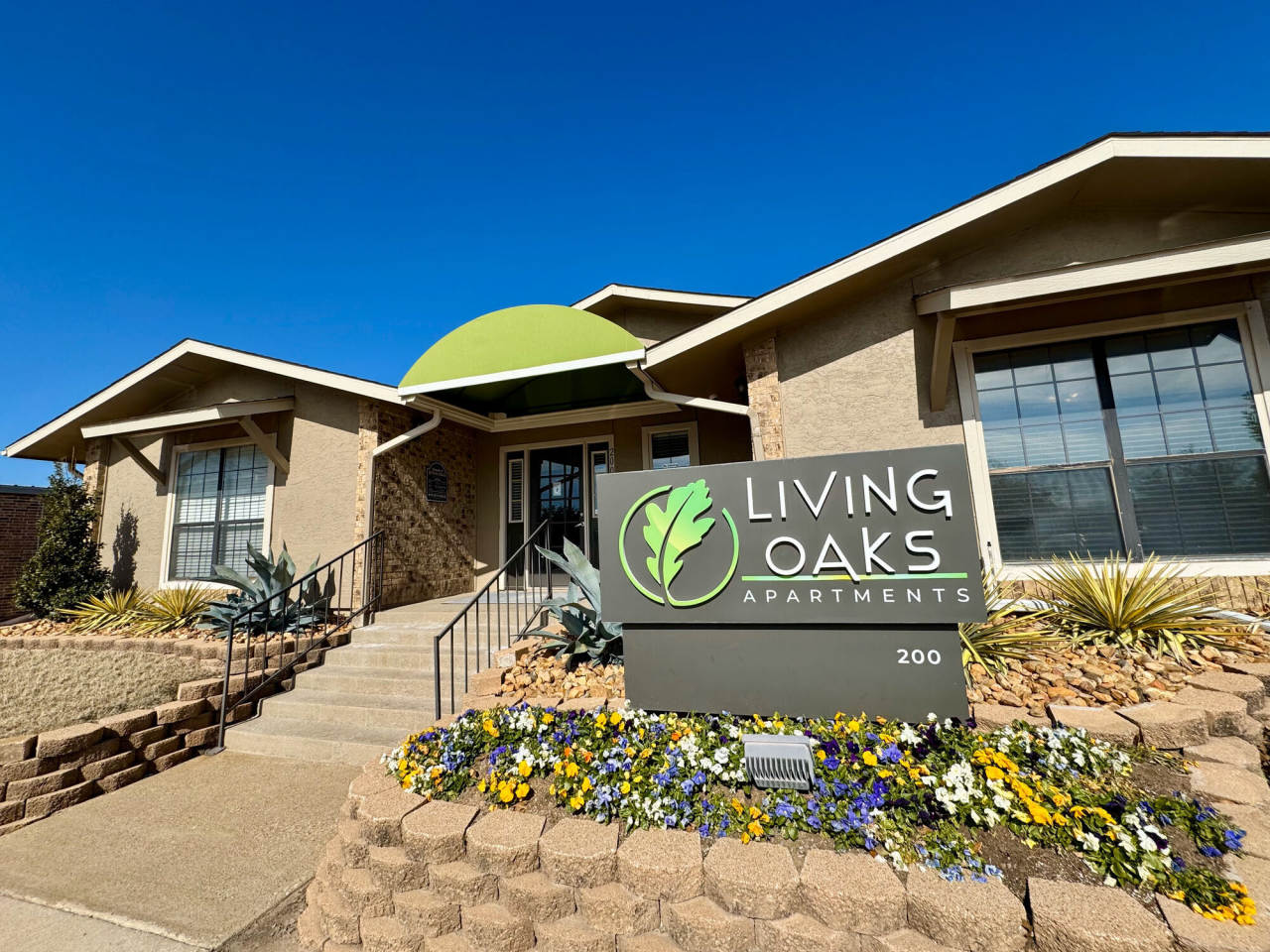 Living Oaks Image 1