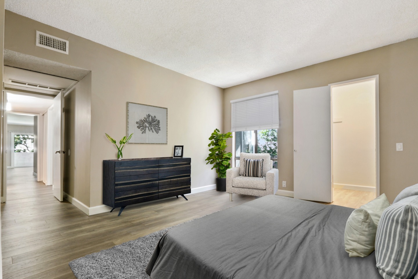 720 Louise Apartments Image 12