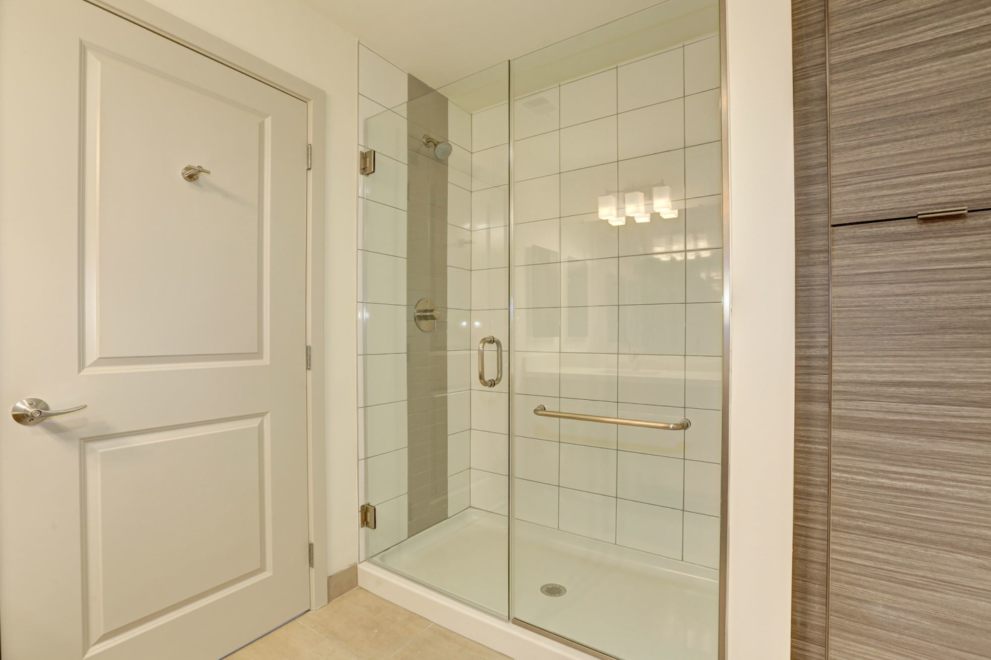 Solaire 7077 Woodmont Image 14