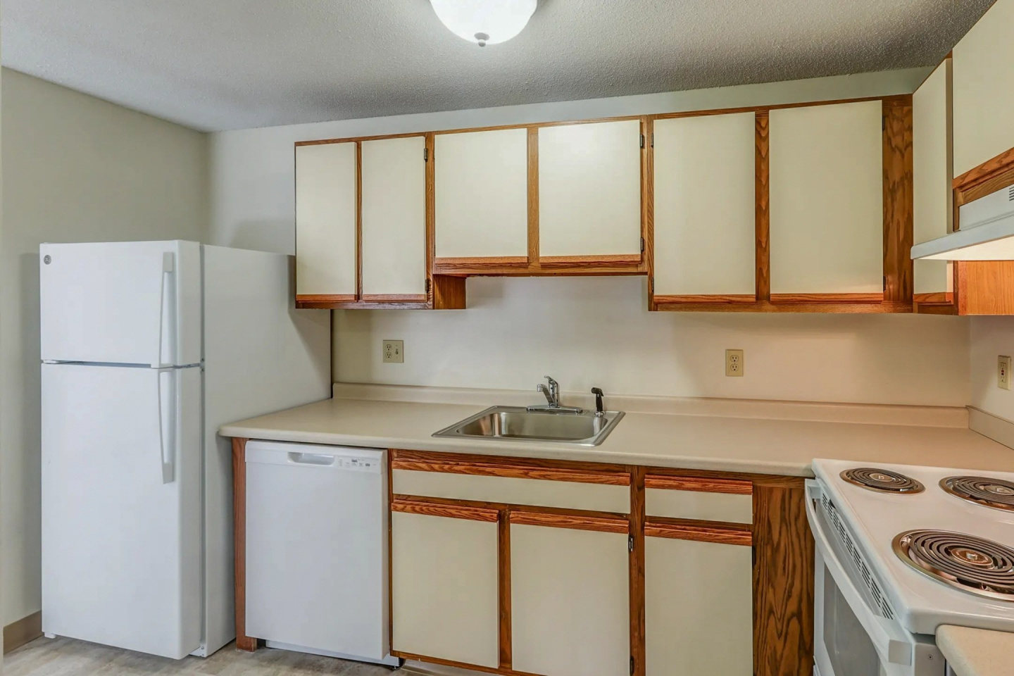 PRINCETON PLACE APARTMENTS Image 9