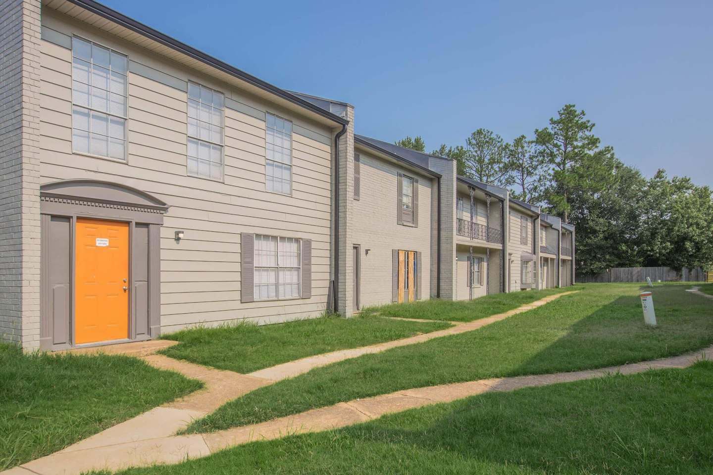Emerald Square Apartments Image 1