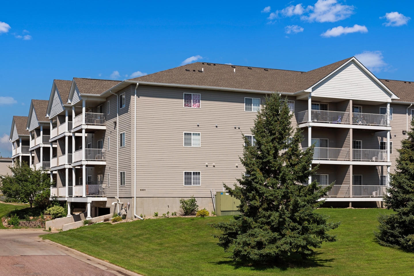 Platinum Valley Apartments Image 8