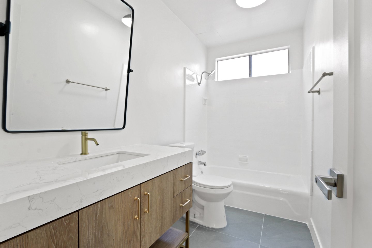 1442 Brockton Apartments Image 6