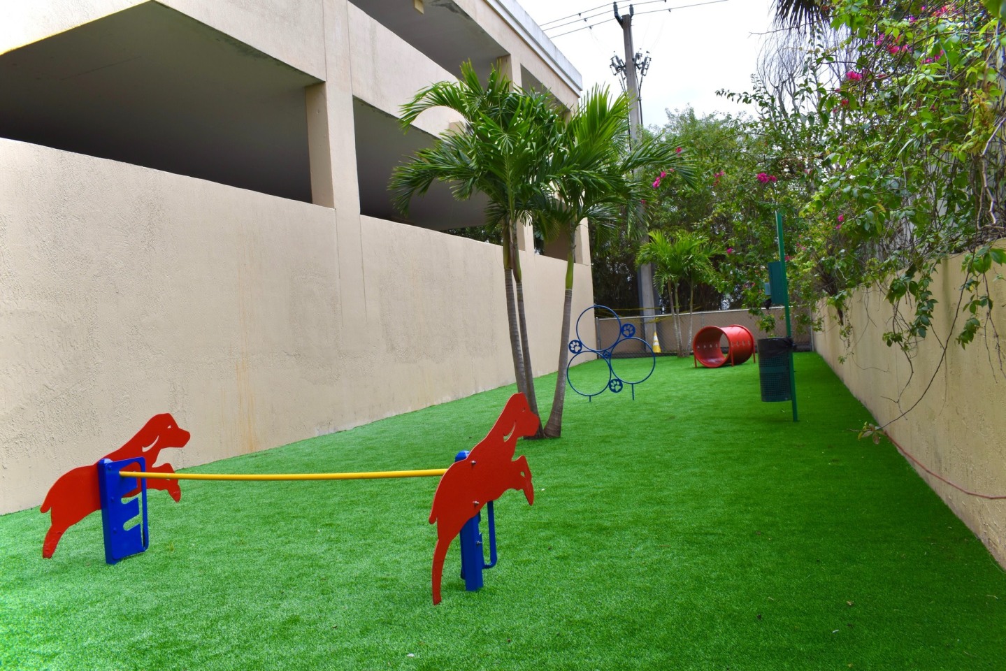 Country Club Towers Image 7