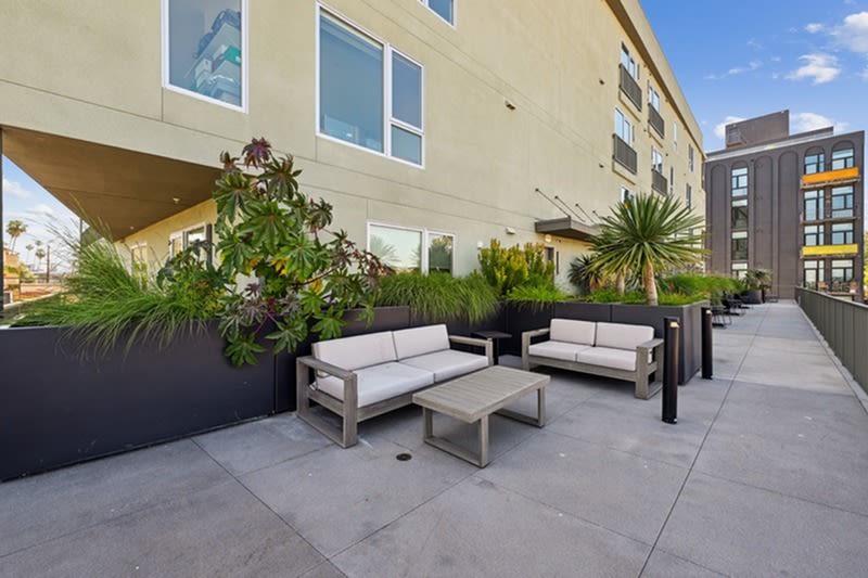 2221 Western Image 20