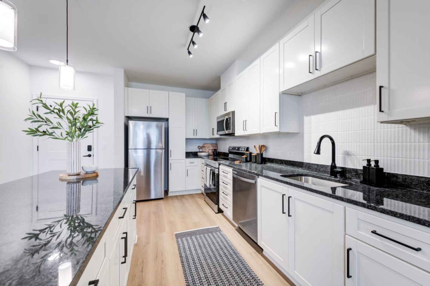 Taryn at 401 Image 9