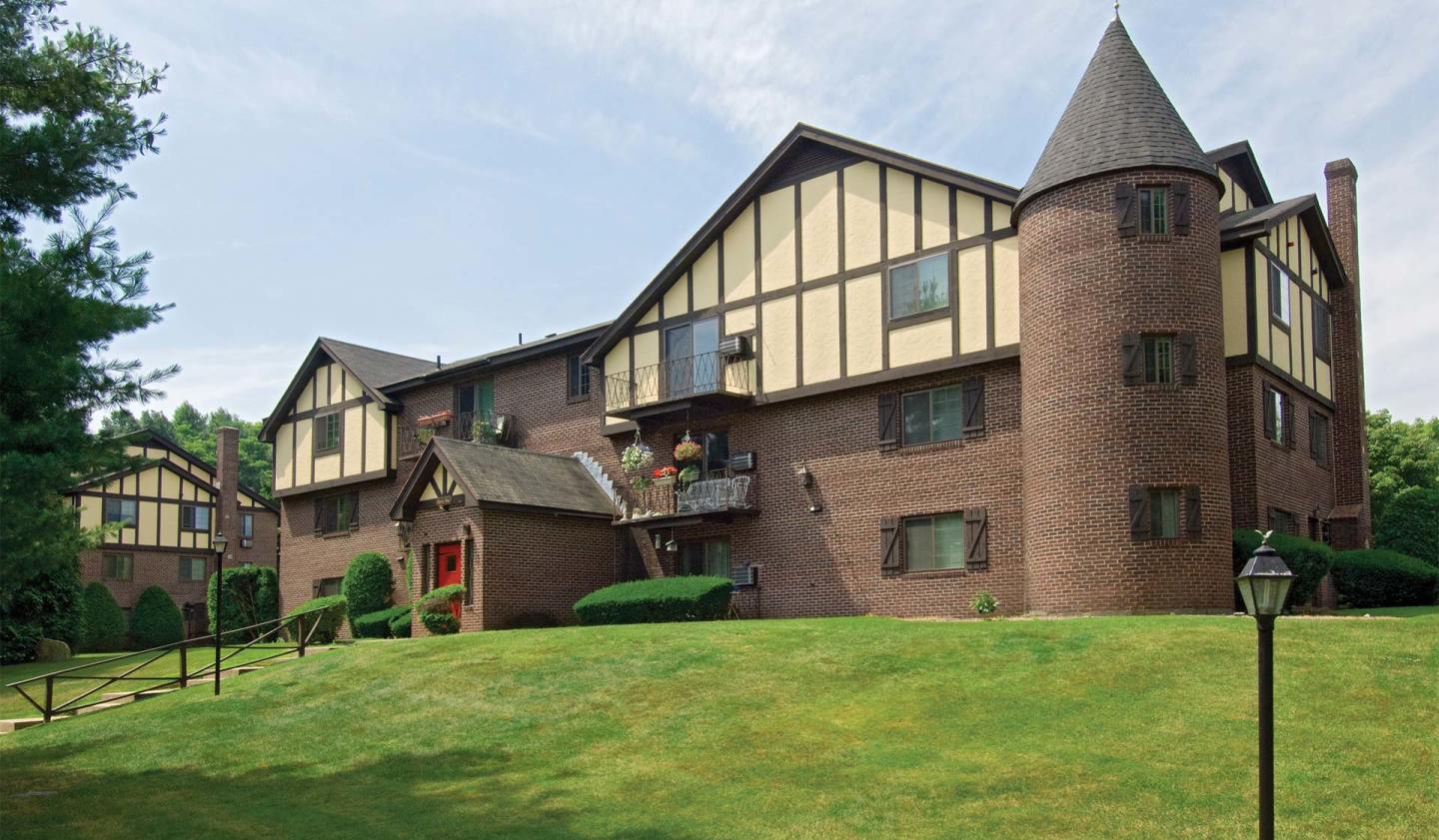 Royal Crest Warwick Apartment Homes Image 1