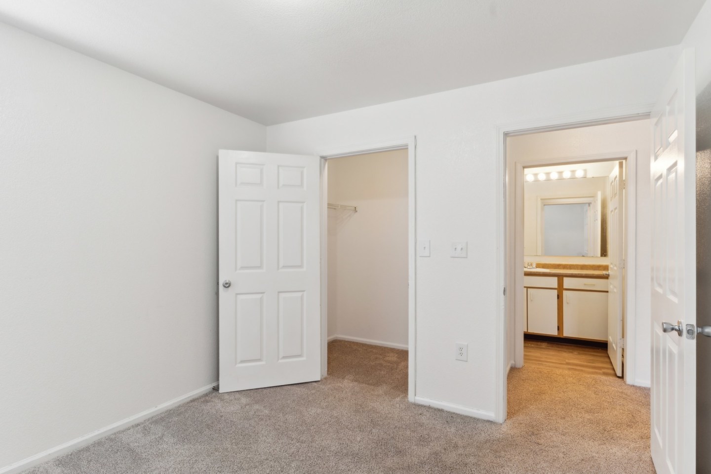 Walden Pond Apartments Image 13