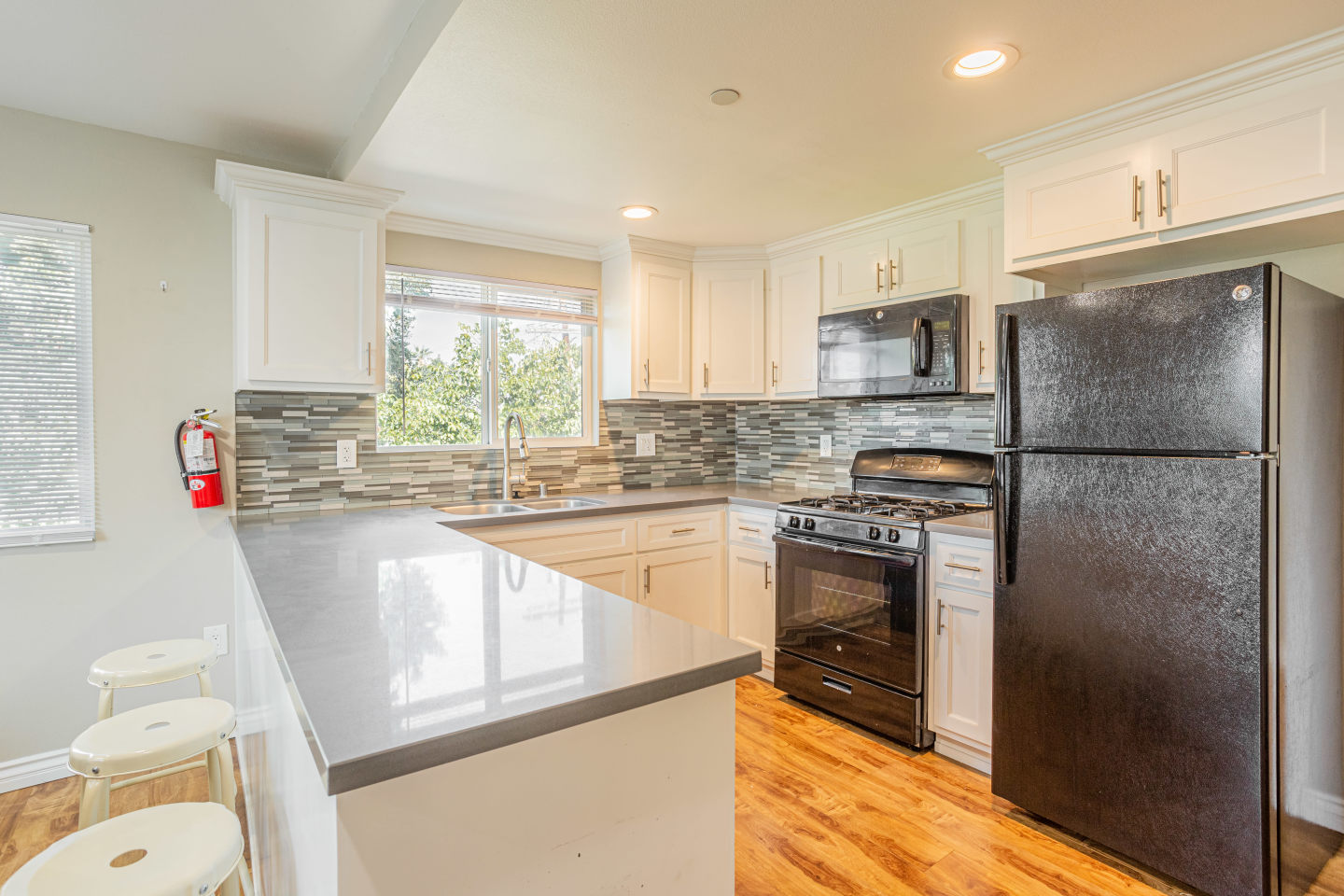1201 W 36th Place Image 3