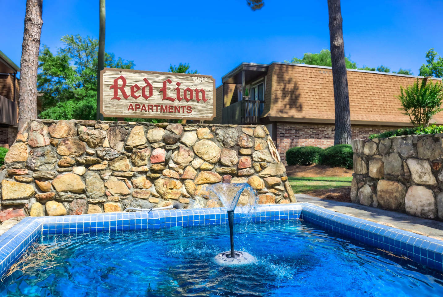 Red Lion Image 5