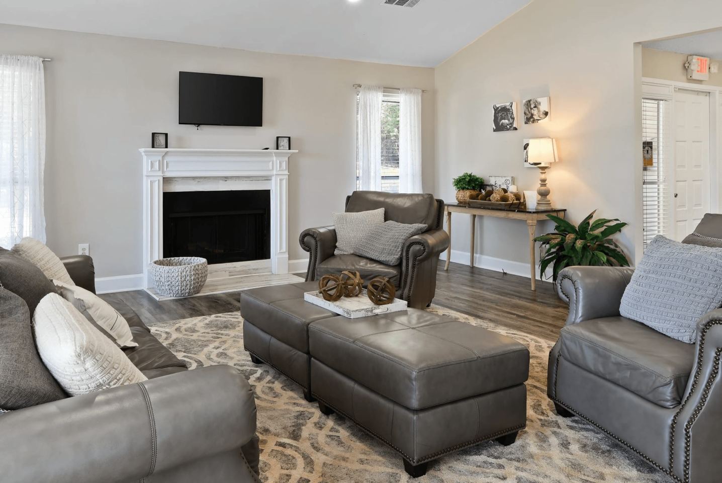 300 Riverside Apartment Homes Image 15