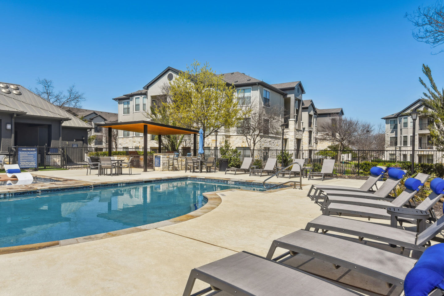 Collier Luxury Living Image 7