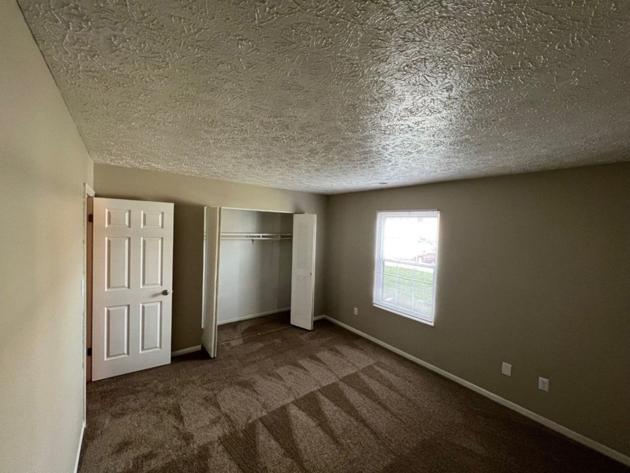 Cross Lakes Apartments Image 12