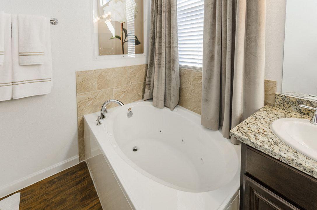Berkshire Lakeway Image 15