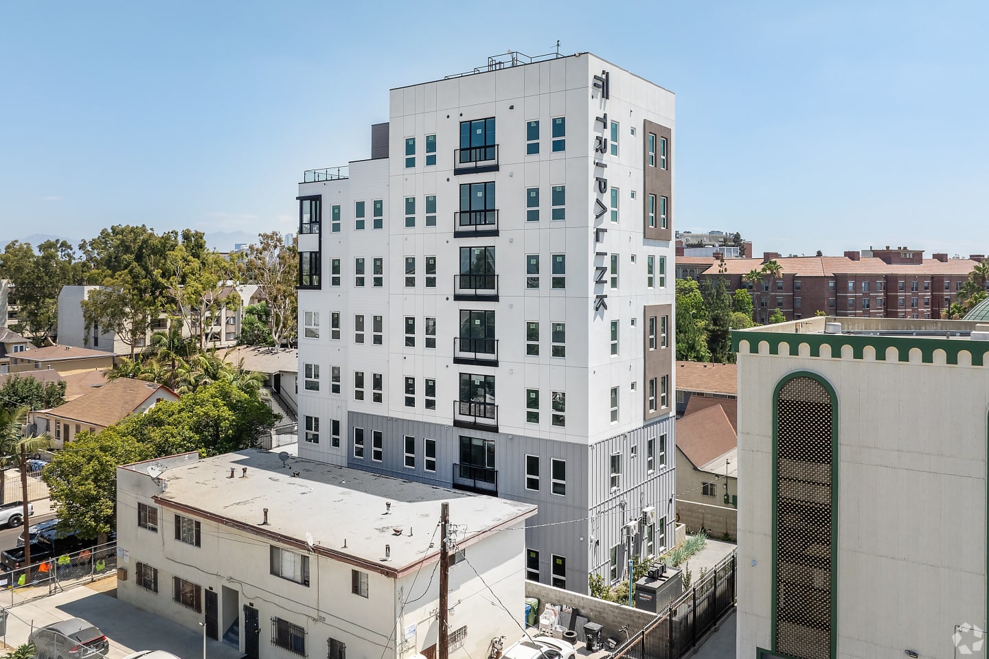 1128 W 37th Drive - Co-Living Image 2