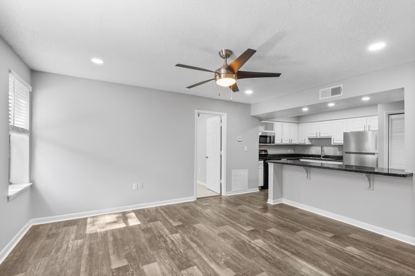 Coachman Club Apartments Image 7