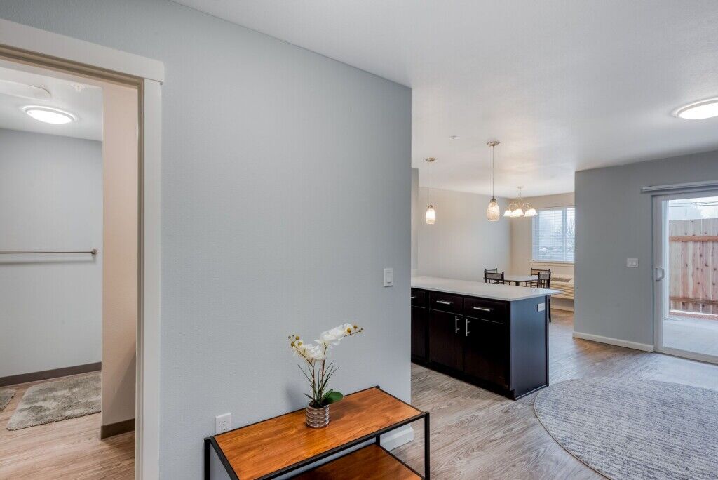 Queen Court Apartments Image 33