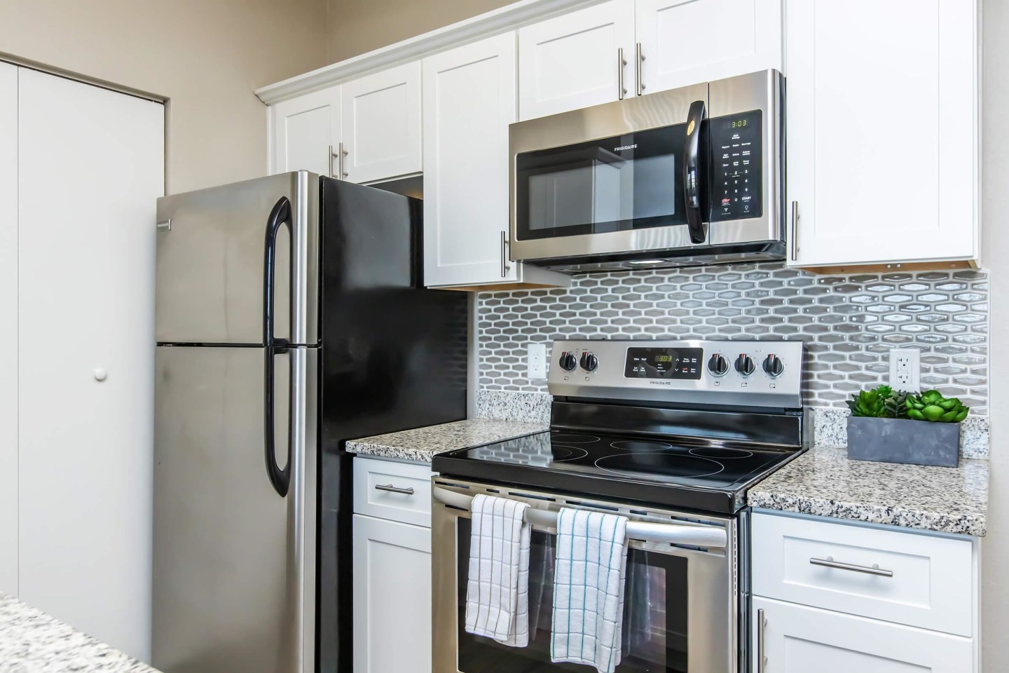 Lake House Apartments Image 39